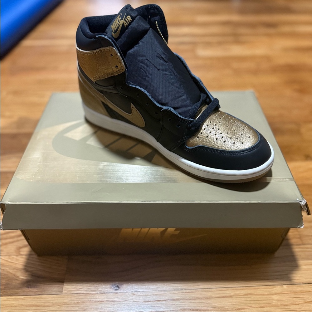 Nike Jordan Retro 1 Men's Black and Gold Sneakers - Picture 4 of 5